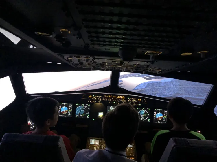 Wnętrze symulatora dokładnie odzwierciedla kabinę pilotów Airbusa A320.