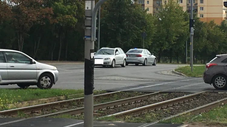 Samochód zatrzymał się na skrzyżowaniu ulic Witosa i Cieszyńskiego.