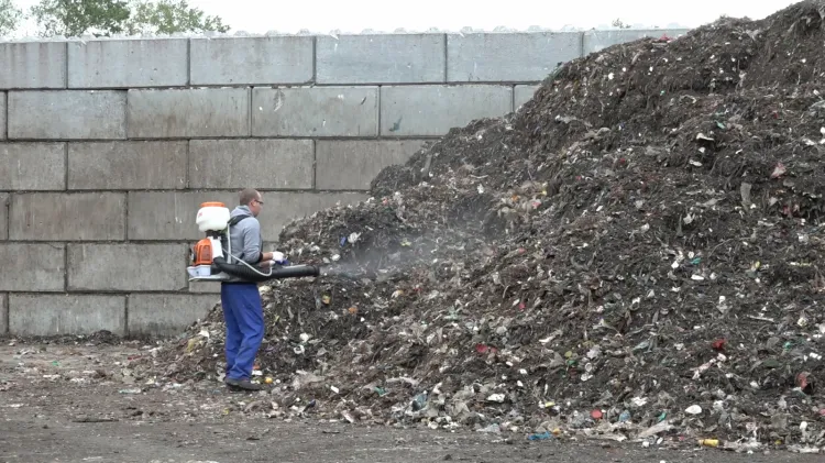W zakładzie utylizacyjnym w Szadółkach codziennie prowadzone są opryski odpadów, które mają ograniczyć wydzielany przez nie fetor.