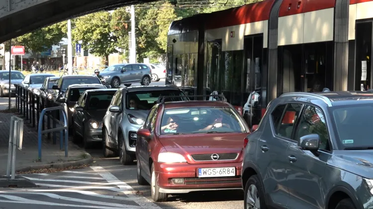 Po zmianach na ul. Piramowicza samochody blokują pojazdy komunikacji miejskiej.
