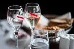 Do przygotowanych przez Tomasza Koprowskiego dań sommelier zaserwował szampany marki Mumm. 