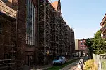 Oprócz odbudowy dachu, równolegle prowadzone są prace naprawcze elewacji nawy północnej kościoła.