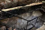 Więźba dachowa została odtworzona z drewna świerkowego, zakupionego na Podhalu w okolicach Nowego Targu.