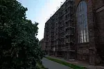 Oprócz odbudowy dachu równolegle prowadzone są prace naprawcze elewacji nawy północnej kościoła.