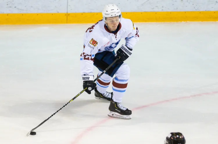 Krystian Mocarski w barwach Lotosu PKH Gdańsk minionym sezonie rozegrał pierwszy pełny sezon w PHL. Obecnie jest zawodnikiem pierwszej piątki Stoczniowca.