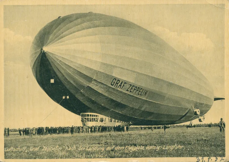 "Graf Zeppelin" na lotnisku we Wrzeszczu, 31 lipca 1932 r. W artykule opisano inny przelot sterowca nad Polską.
