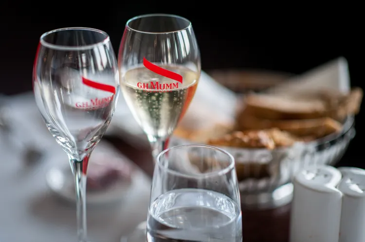 Do przygotowanych przez Tomasza Koprowskiego dań sommelier zaserwował szampany marki Mumm. 