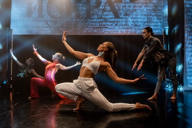 Pierwsza część nazwana "Stary kontynent" to żywioł tańca, mozaika stylów i indywidualności. Na zdjęciu od prawej: Róża Kołoda, Kalina Porazińska, Joanna Nadrowska i Wiktoria Rudnik.