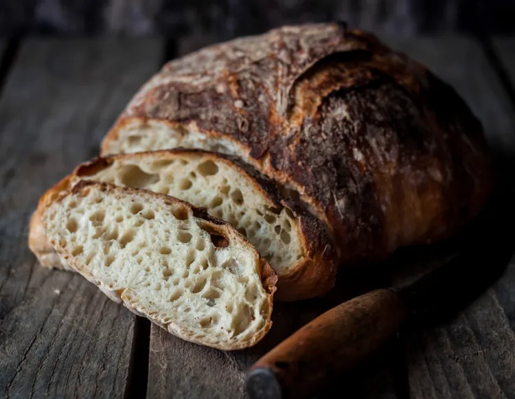 Chleb na zakwasie jest szczególnie wartościowym składnikiem codziennej diety. Nie oznacza to, że chleb wypiekany na drożdżach jest niezdrowy, lecz gdy mamy wybór między pieczywem jednego i drugiego rodzaju, lepiej wybrać pieczywo wypiekane na zakwasie.