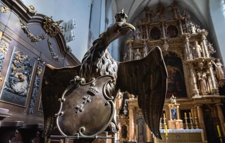 Pulpit na kancjonały w kształcie orła stanisławowskiego powstał w 1764 r. Przez ostatnich kilkadziesiąt lat był przechowywany w kilku elementach w krypcie i w zakrystii. Teraz odrestaurowany powrócił do prezbiterium.


