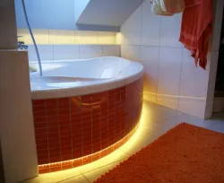 Pasek LED w obudowie wanny i oświetlający półkę nad wanną w zasadzie wyklucza użycie innego oświetlenie w czasie relaksującej kąpieli. 