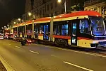 Nocny rozładunek tramwaju Pesa Jazz Duo - pierwszego z drugiej części dostawy obejmującej 15 nowych pojazdów. 