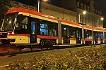 Nocny rozładunek tramwaju Pesa Jazz Duo - pierwszego z drugiej części dostawy obejmującej 15 nowych pojazdów. 