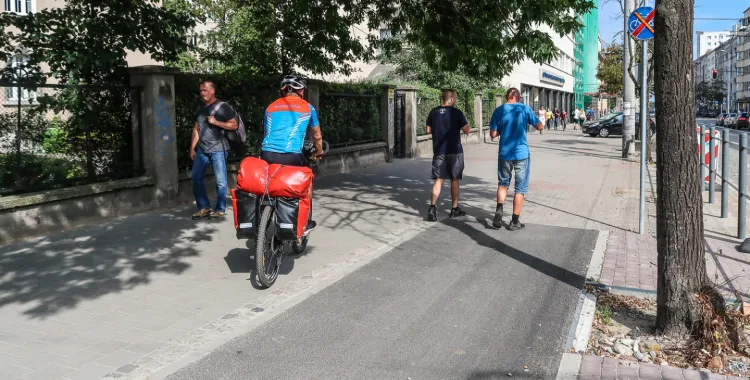 Urzędnicy podkreślają, że najważniejsze jest teraz dla nich dokończenie urwanych dróg rowerowych w Gdyni, jak np. ta przy ul. 10 Lutego.