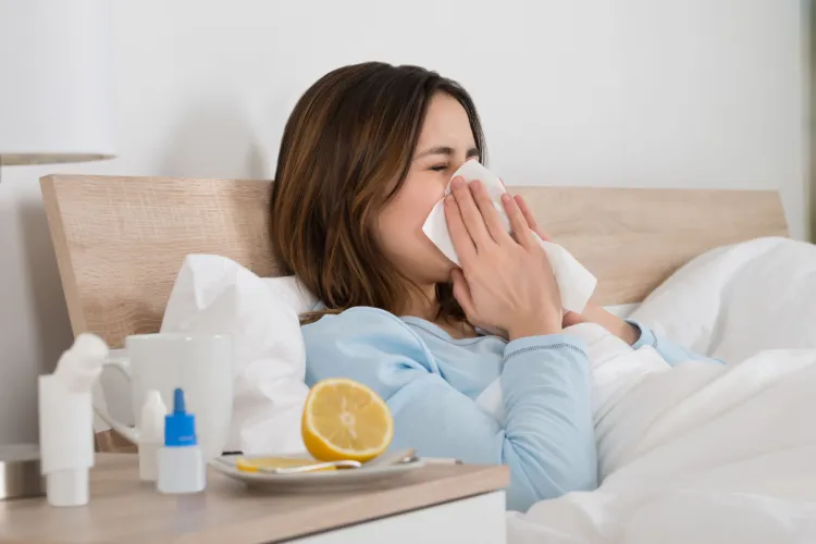 Grypa przenoszona jest drogą kropelkową - wystarczy kichnięcie, by wirus grypy przeniósł się na drugą osobę.