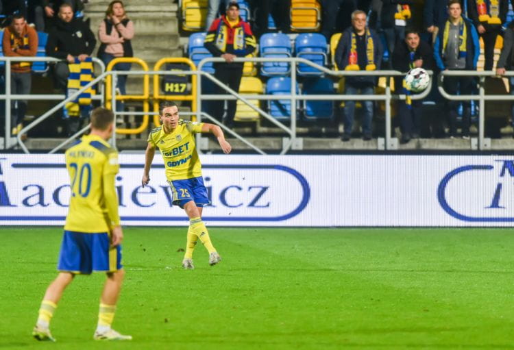Piłka przestała się słuchać piłkarzy Arki Gdynia w ofensywie. Drugi mecz z rzędu bez gola. Na zdjęciu: Szymon Drewniak i Mateusz Młyński.
