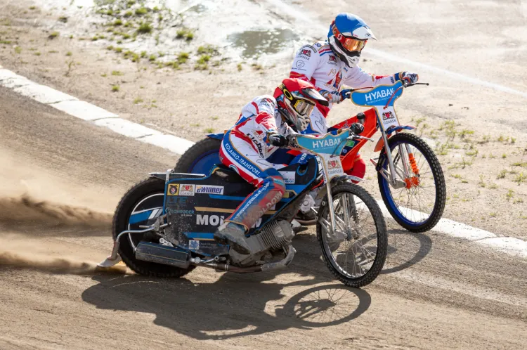 Rasmus Jensen (kask czerwony) i Kacper Gomólski (niebieski) poprowadzili Wybrzeże do nieoczekiwanej wygranej w Tarnowie.
