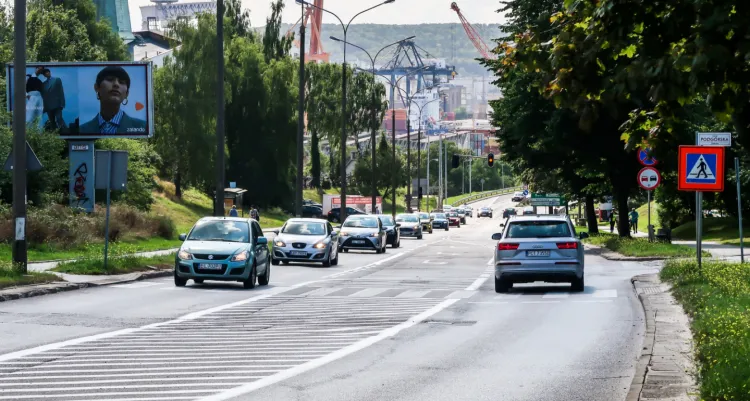 Na najstarszym fragmencie Trasy Kwiatkowskiego pojawią się nowe pasy dla autobusów oraz droga rowerowa i chodnik.