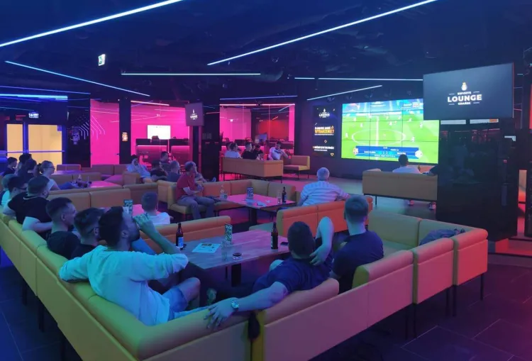 W Kinguin Esports Lounge Gdańsk kibice oglądają także prawdziwe mecze piłki nożnej na żywo. W sobotę stanie się natomiast areną zmagań FIFA.