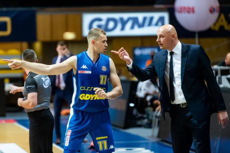Koszykarze Asseco Arki Gdynia przegrała w stolicy, a Bartłomiej Wołoszyn zakończył udział z kontuzją (z lewej). Koszykarz żółto-niebieskich w trzeciej kwarcie opuścił parkiet z urazem kolana.