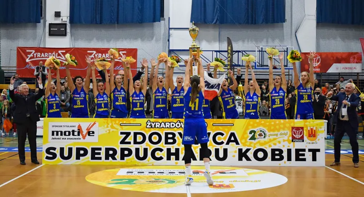 VBW Arka Gdynia zdobyła we wrześniu Superpuchar Polski, a Laura Miskiniene (siódma koszykarka od lewej) została przez was najwyżej oceniona. Z tych dwóch powodów to littewska koszykarka otrzymała tytuł ligowca minionego miesiąca.