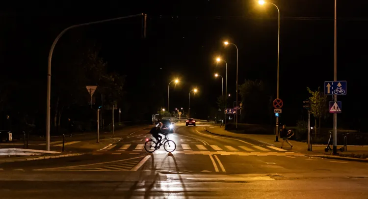 Urzędnicy obiecują, że pojawi się tu niebawem oświetlenie do pieszych. Na razie są jedynie latarnie dla kierowców.
