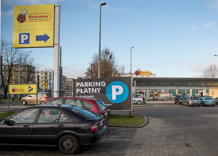 Do spornych sytuacji dochodzi najczęściej na płatnych parkingach przy sklepach zarządzanych przez prywatnych operatorów (zdjęcie ilustracyjne).