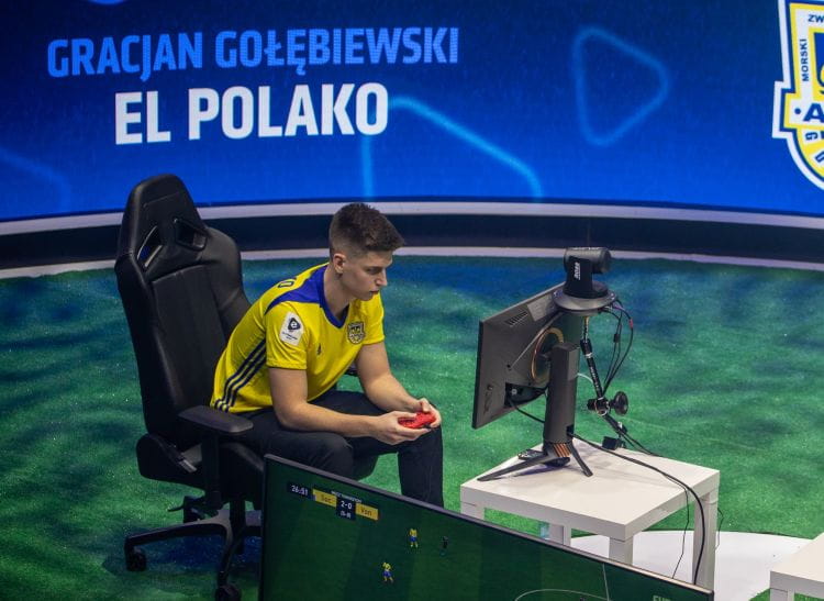 Gracjan "El Polako" Gołębiewski w barwach Arki Gdynia wygrał m.in. Ekstraklasa Games na Xbox One.