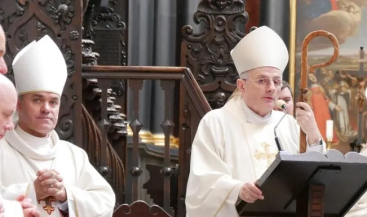 Biskup Jacek Jezierski (po prawej stronie) wydał nowe wskazania dla wiernych i duchownych w związku z jesienną falą epidemii koronawirusa. 