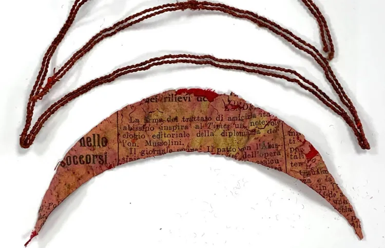 Podczas demontażu haftowanych aplikacji umbraculum okazało się, że posiadają one warstwę z papieru gazetowego, zapisanego w języku włoskim.