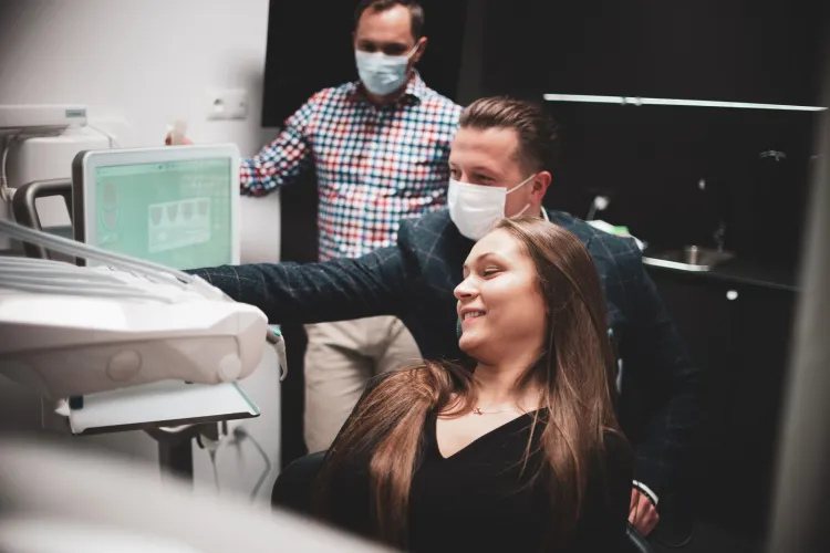 Uroczyste otwarcie Esthetic Dental Studio odbyło się w sobotę, 17 października. Ze względu na panującą pandemię i wprowadzone obostrzenia goście zwiedzali klinikę rotacyjnie. Uwagę przykuwały nie tylko stylowo urządzone wnętrza, ale także nowoczesne, bogate wyposażenie. 