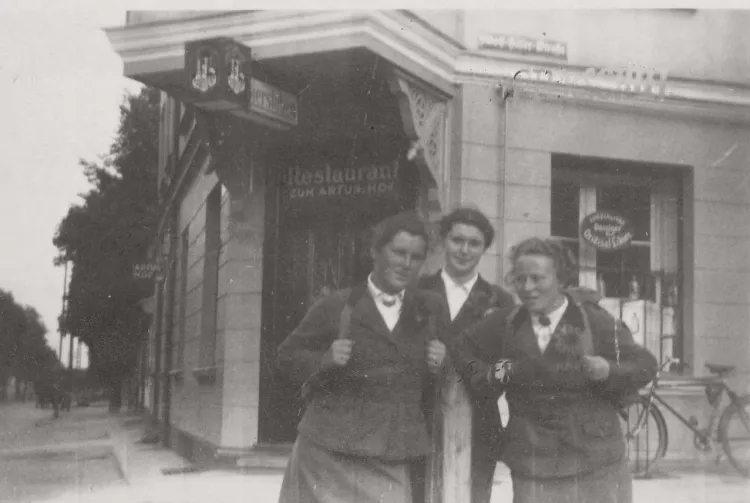Zdjecie datowane na 1938 rok. Wówczas przy Adolf-Hitler-Straße 503 (obecnie al. Grunwaldzka 503), działała restauracja Zum Artus Hof.