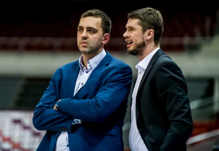 Marcin Stefański i jego asystenta Krzysztof Roszyk (z prawej) muszą przygotować koszykarzy Trefla Sopot do trzech meczów w ciągu tygodnia, a w zaleceniach prezydenta miasta mają, aby trenować na zewnątrz. 