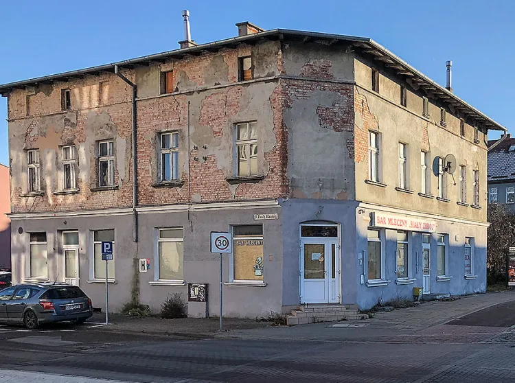 Budynek przy al. Grunwaldzkiej 503 jeszcze z szyldem Bar Mleczny Biały Zdrój.