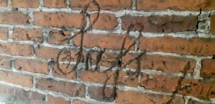 Zdjęcia napisów, które odkryto na murach Wielkiego Młyna.