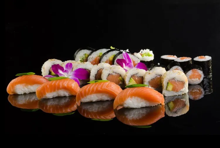 Popularność japońskiej kuchni cały czas rośnie. Kluczem do doskonałego sushi są przede wszystkim świeże składniki.