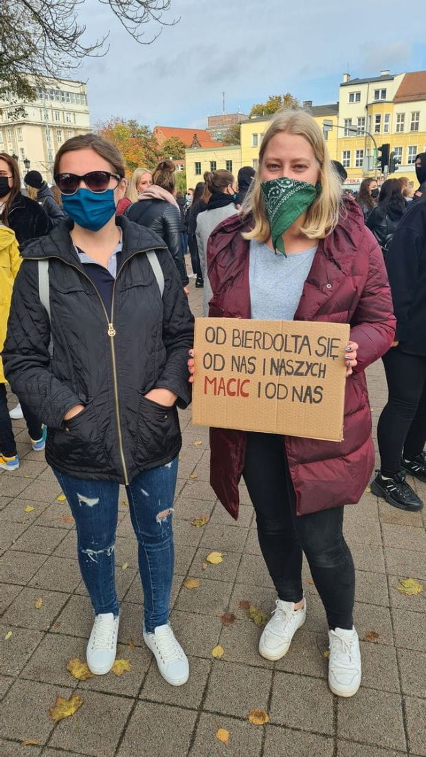 Uczestnicy sobotniego protestu w Gdańsku z transparentami.