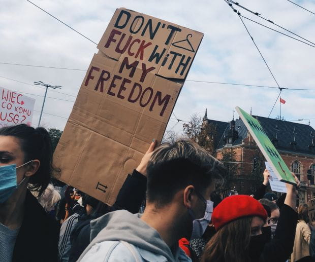 Uczestnicy sobotniego protestu w Gdańsku z transparentami.
