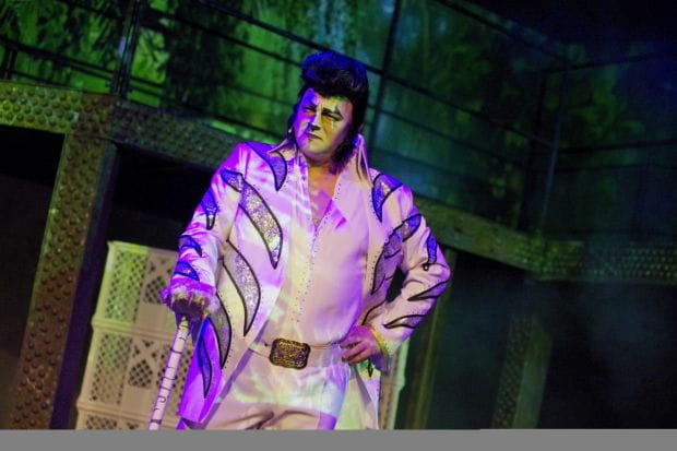 Dowcipne są również kostiumy Doroty Sabak - na przykład kreacja Shere Khana (Rafał Ostrowski) à la Elvis Presley.