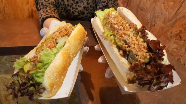 W Hot Doggie posiłki są tylko wegańskie, co wywołuje zdziwienie wśród nowych klientów.