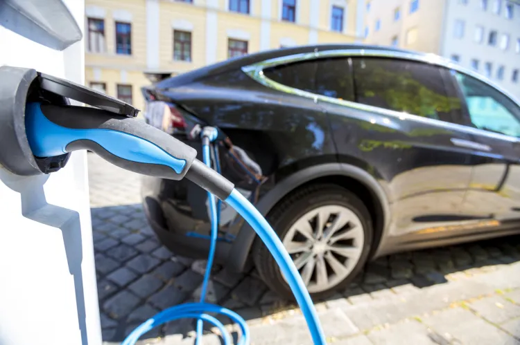 Według szacunków do 2025 roku po naszych drogach ma jeździć milion aut elektrycznych.