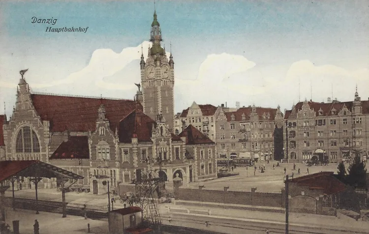 Dworzec na fotografii z 1916 r. Żadna z widocznych w tle kamienic nie istnieje.