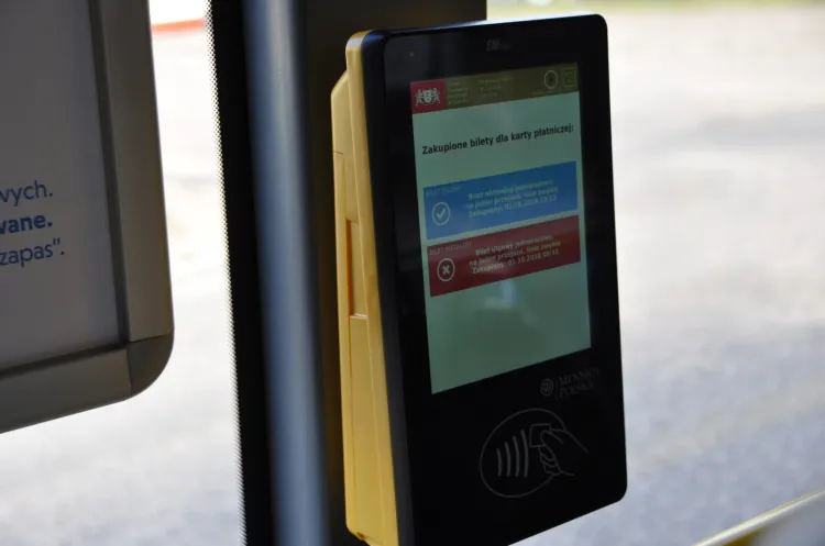 23 biletomaty zainstalowano w autobusach linii jadących na lotnisko w Gdańsku. Niestety do 2023 r. nie ma co liczyć na zwiększenie liczby urządzeń.