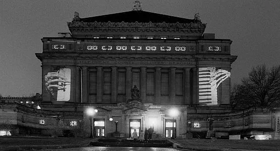 Monumentalne projekcje Krzysztofa Wodiczko pojawiały się na murach budynków w przeróżnych zakątkach świata, np.na Allegheny County Memorial Hall w Pittsburghu.