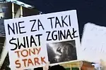 Memy i hasztagi trafiły na plakaty protestujących w sprawie decyzji Trybunału Konstytucyjnego.