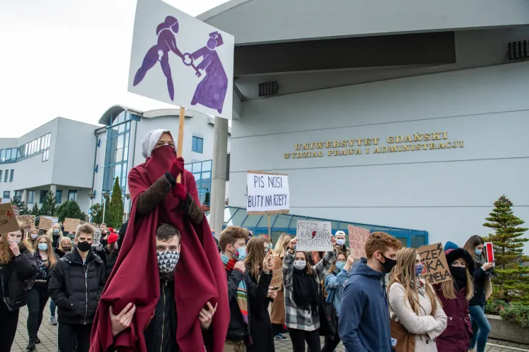 Protest studentów Uniwersytetu Gdańskiego na terenie uczelni.