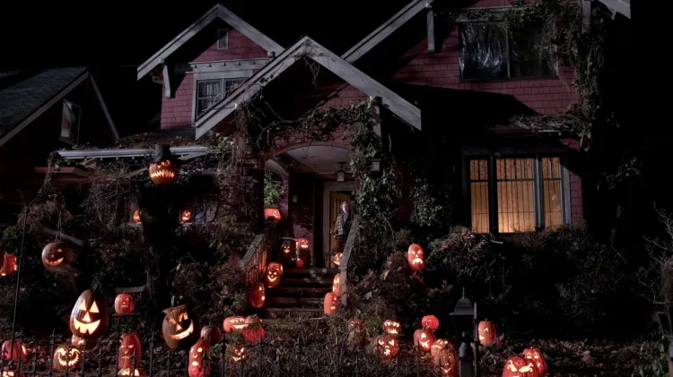 Halloweenowe propozycje filmowe to przede wszystkim horrory. Szczególnym zamiłowaniem widzowie darzą te produkcje, których akcja rzeczywiście rozgrywa się podczas popularnego amerykańskiego święta. 