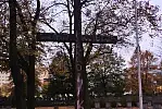 Nieznany sprawca zniszczył krzyż na cmentarzu na Zaspie.