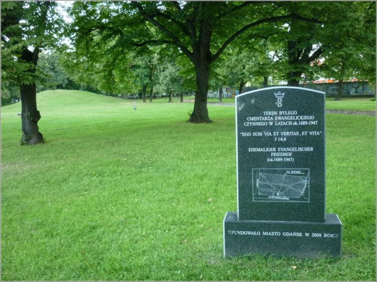Wszystkie tablice upamiętniające nieistniejące cmentarze w Gdańsku mają identyczną formę. Na zdjęciu tablica na terenie byłej nekropolii przy ul. Wyzwolenia w Nowym Porcie.