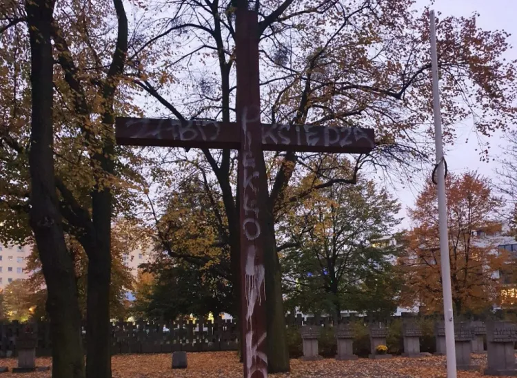 Nieznany sprawca zniszczył krzyż na cmentarzu na Zaspie.
